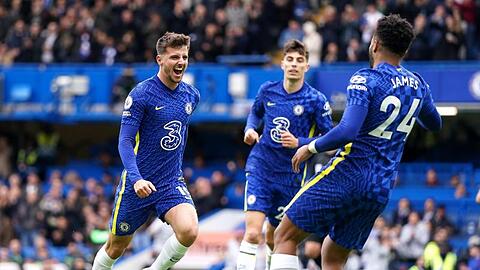 Der FC Chelsea um Torschütze Mason Mount, Kai Havertz und Reece James (l-r) feierte einen Galasieg.