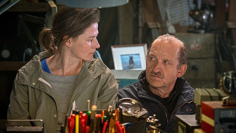 "Zwei Erben sind einer zu viel": Clara (Katrin Röver) und Konrad (Peter Heinrich Brix) können sich nicht riechen. "Zwei Erben sind einer zu viel": Clara (Katrin Röver) und Konrad (Peter Heinrich Brix) können sich nicht riechen.