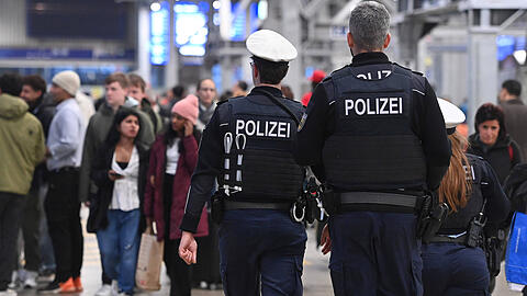 Beamte der Bundespolizei patroullieren am M&uuml;nchner Hauptbahnhof. (Archivbild)