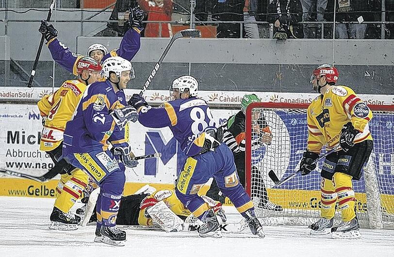 Martin Schymainski hat gerade das 5:0 erzielt, dreht jubelnd ab. Und es sollte nicht das letzte Tor des EHC München gegen Düsseldorf bleiben an diesem Abend. Der EHC gewann 6:1.