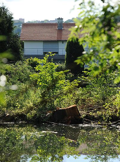Das Haus des Sparkassendirektors Thomas Bögerl in Heidenheim-Schnaitheim ist am Montag mit heruntergelassenen Rollläden durch einen Blättervorhang zu sehen. In dem Haus wurde am Mittag die Leiche des Bankiers gefunden.