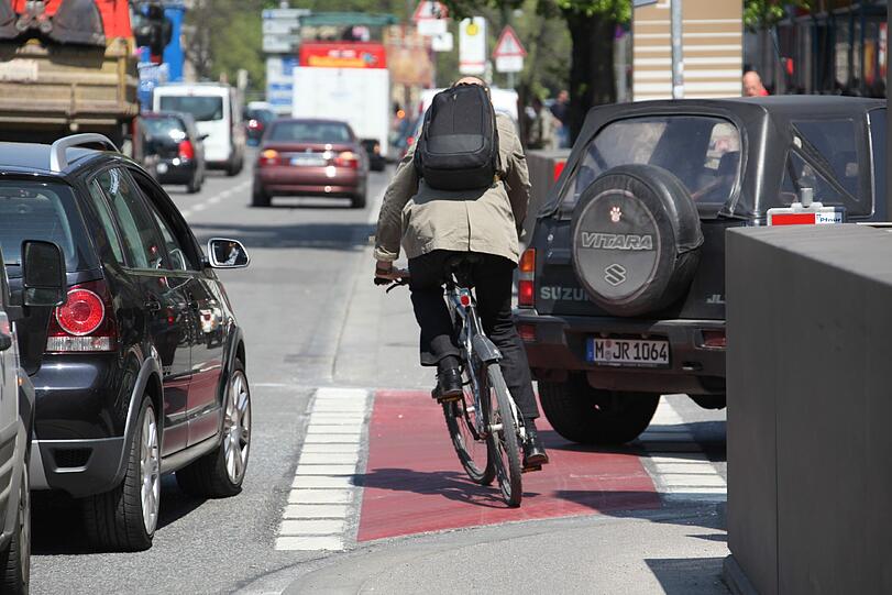 Die Münchner Polizei und KVR vermelden, dass die Radfahrer wieder sicherer auf den Straße unterwegs sind.