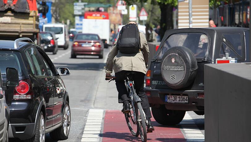 Die Münchner Polizei und KVR vermelden, dass die Radfahrer wieder sicherer auf den Straße unterwegs sind. Die Münchner Polizei und KVR vermelden, dass die Radfahrer wieder sicherer auf den Straße unterwegs sind.
