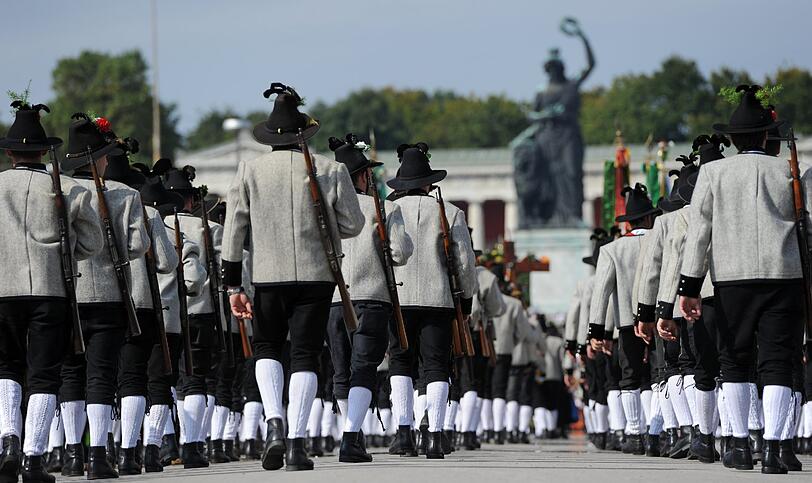 Die Bavaria wacht über die marschierenden Schützen.