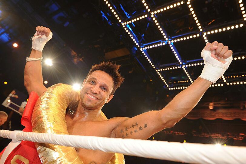 "taff"-Moderator Daniel Aminati jubelt. Er ist der ungeschlagene Meister des Abends - Die Bilder vom großen Sat.1-Promiboxen am Freitagabend.