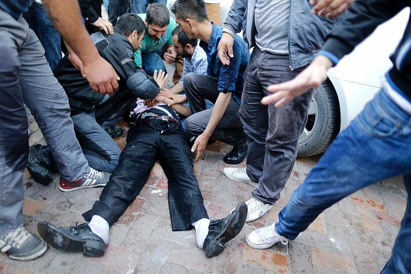 Tränengas, Wasserwerfer und Gummigeschosse - Sehen Sie hier weitere Bilder aus der Türkei.
