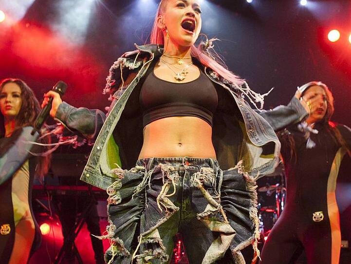 Rita Ora bei ihrem Auftritt in Madrid