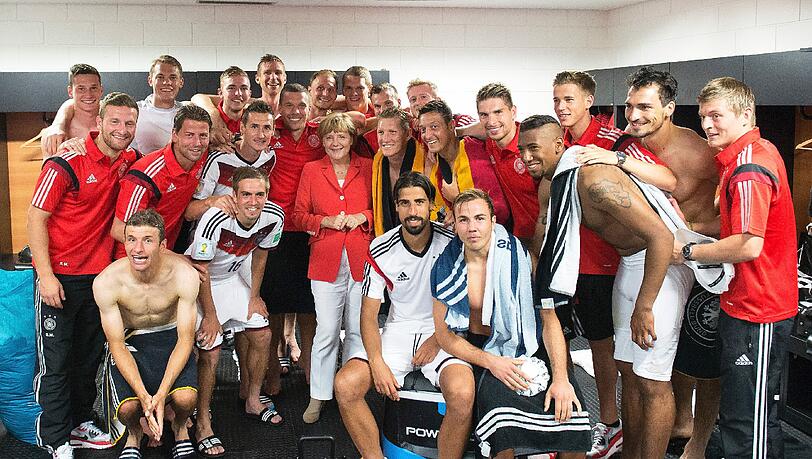 2014 feierte Bundeskanzlerin Angela Merkel mit dem DFB-Team in Brasilien. Gegen Polen ist sie in Paris (noch) nicht dabei. 2014 feierte Bundeskanzlerin Angela Merkel mit dem DFB-Team in Brasilien. Gegen Polen ist sie in Paris (noch) nicht dabei.