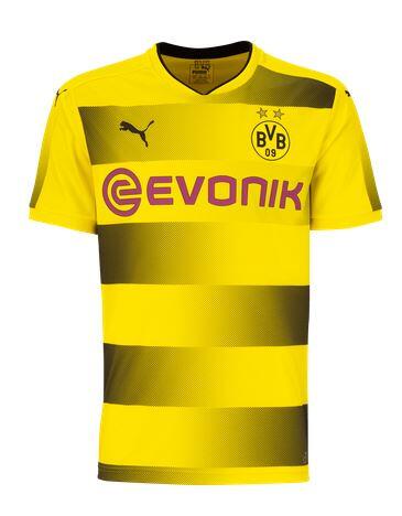 Platz 2: BORUSSIA DORTMUND: Die raffiniert von Schwarz nach Gelb gegengleich verlaufenden Blockstreifen wirken super. Eine neue Interpretation von Streifen. Fein abgestimmt auf das Design sind die Logos und die Details. Überzeugend ist auch die TV-Wirkung.