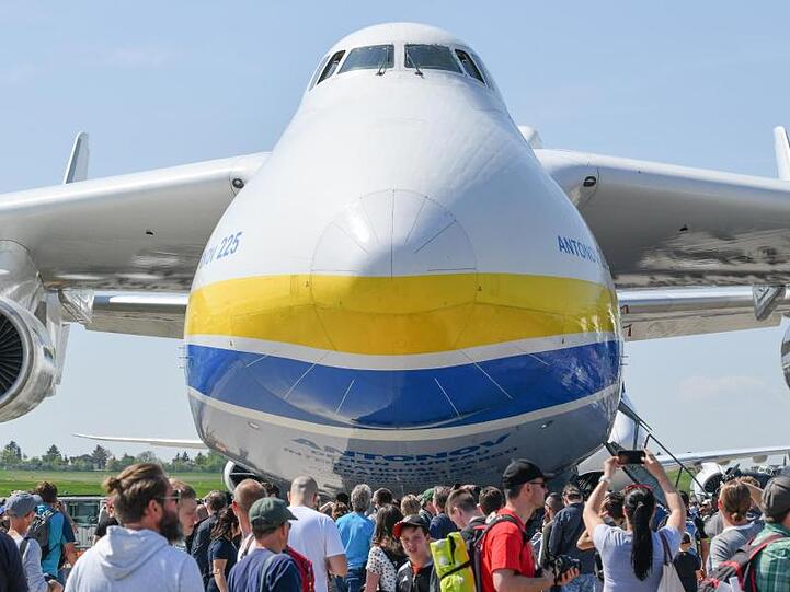 Besucher der ILA 2018 vor einem Transportflugzeug Antonow An-225.