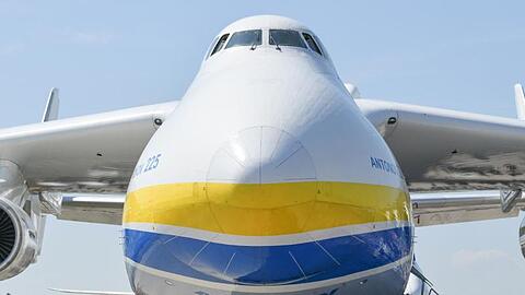 Besucher der ILA 2018 vor einem Transportflugzeug Antonow An-225.