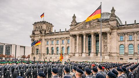 Rekrutinnen und Rekruten der Bundeswehr beim großen öffentlichen Gelöbnis vor dem Reichstagsgebäude.