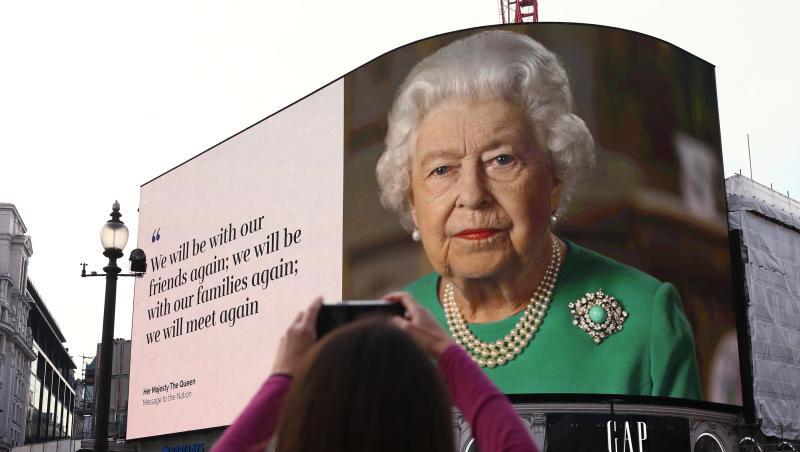 Ein Bild von Königin Elizabeth II. und Zitate aus ihrer Ansprache auf Anzeigetafeln am Piccadilly Circus in London. Ein Bild von Königin Elizabeth II. und Zitate aus ihrer Ansprache auf Anzeigetafeln am Piccadilly Circus in London.
