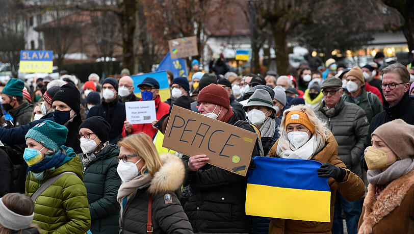 Teilnehmer einer Protestkundgebung gegen den Ukraine-Krieg stehen am Wohnort des russischen Oligarchen Alischer Usmanow in Rottach-Egern. Die Organisatoren wollen Usmanow damit aufrufen, seinen Einfluss in Moskau gegen den Krieg geltend zu machen. Teilnehmer einer Protestkundgebung gegen den Ukraine-Krieg stehen am Wohnort des russischen Oligarchen Alischer Usmanow in Rottach-Egern. Die Organisatoren wollen Usmanow damit aufrufen, seinen Einfluss in Moskau gegen den Krieg geltend zu machen.