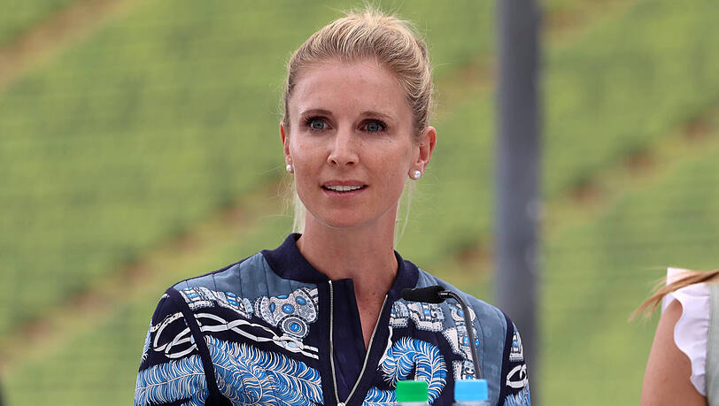 Der Podcast-Besuch von Reiterin Jessica von Bredow-Werndl hätte eigentlich anders ablaufen sollen. Philipp Nagel sollte von der Sportlerin gesiezt werden – doch er hat es nicht durchgezogen. Der Podcast-Besuch von Reiterin Jessica von Bredow-Werndl hätte eigentlich anders ablaufen sollen. Philipp Nagel sollte von der Sportlerin gesiezt werden – doch er hat es nicht durchgezogen.