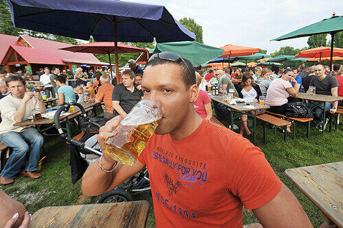Prost: Im Wies&rsquo;n Biergarten auf der Wöhrder Wiese direkt am Erfahrungsfeld zur Entfaltung der Sinne ist täglich Bier-Happy-Hour.