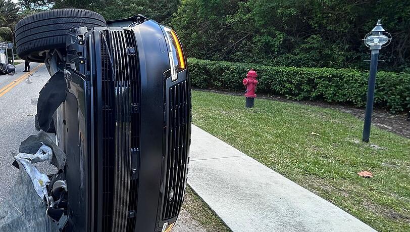 Der Wagen von Tiger Woods hatte sich bei dem Unfall &uuml;berschlagen.