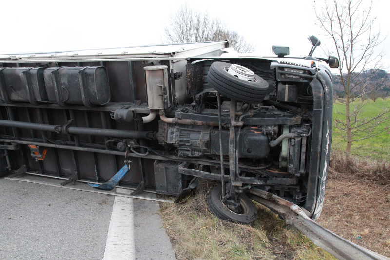 Am Freitag stürmte es so gewaltig, dass auf der A8 im Landkreis Rosenheim ein Lkw umgweht wurde und quer über die Fahrbahn kippte.