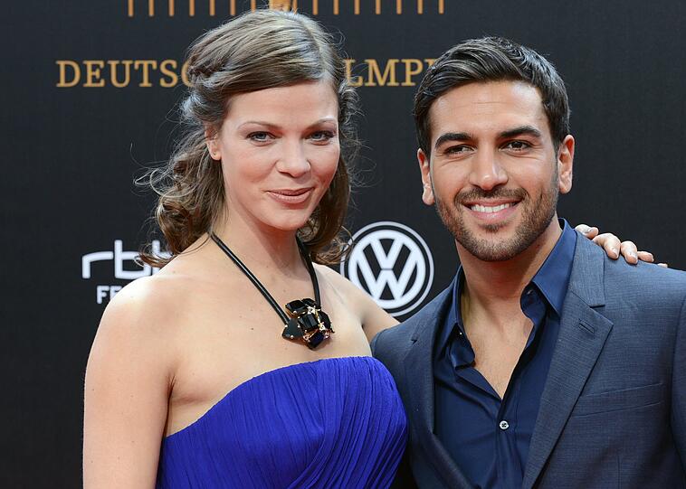 Die Moderatoren Jessica Schwartz und Elias MBareck