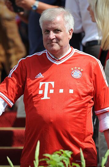 Das passt: Horst Seehofer und sein neues Trikot...