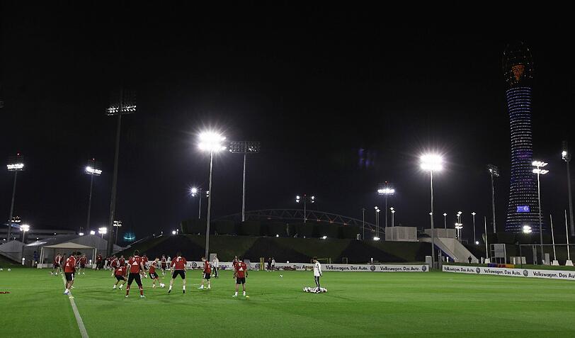 Die Vorbereitung für eine erfolgreiche Rückrunde des FC Bayern startet mit einem Flutlichttraining in Doha.