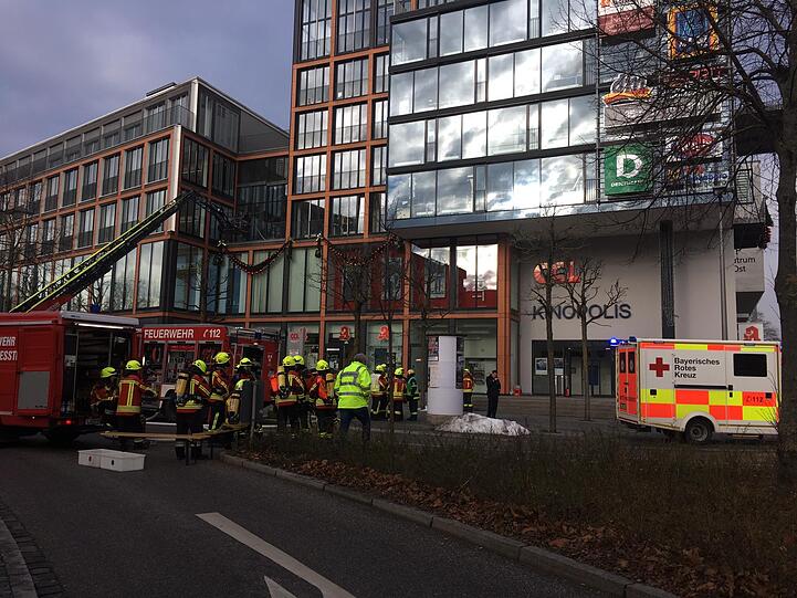 Einsatzkräfte vor dem CCL.