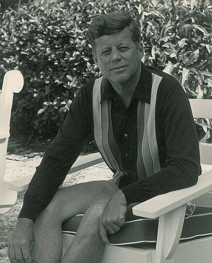 Präsident John F. Kennedy wurde am 22. November 1963 Opfer eines Anschlags. Ihm wurde auf einer Wahlkampfreise in den Kopf geschossen. Bis heute gibt es zahlreiche Verschwörungstheorien über seine Ermordung.