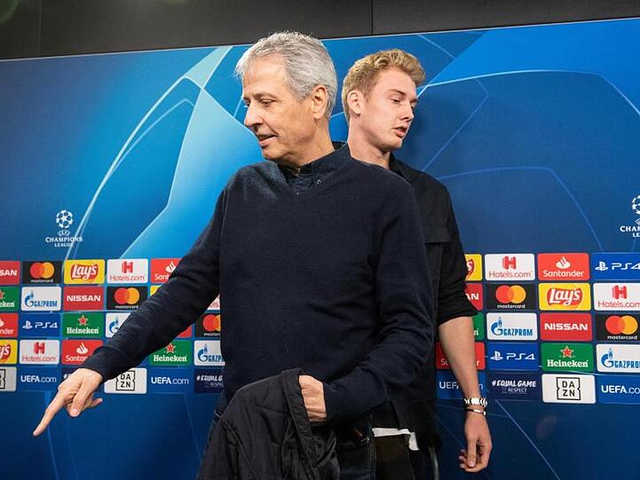 BVB-Trainer Lucien Favre (l) und Julian Brandt bei der Pressekonferenz.