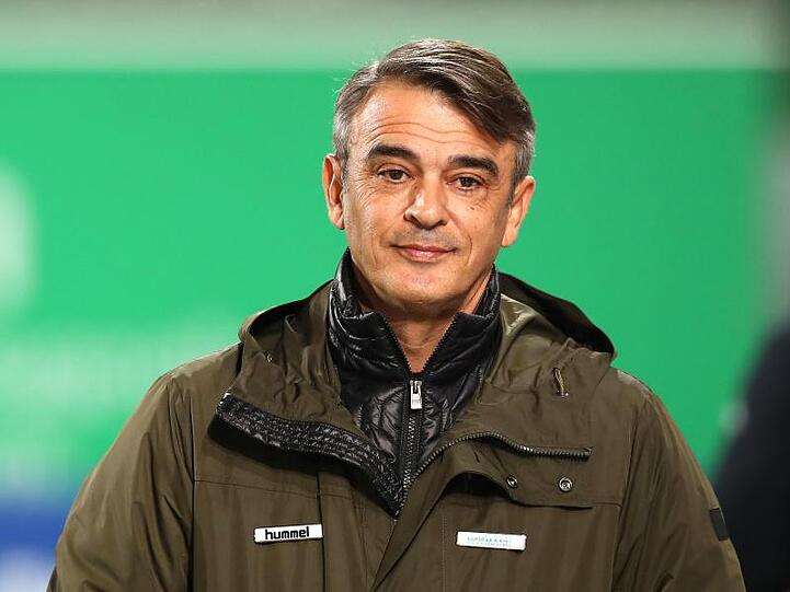 Der Fürther Trainer Damir Buric geht vor Spielbeginn über den Platz. Foto: Daniel Karmann/Archiv