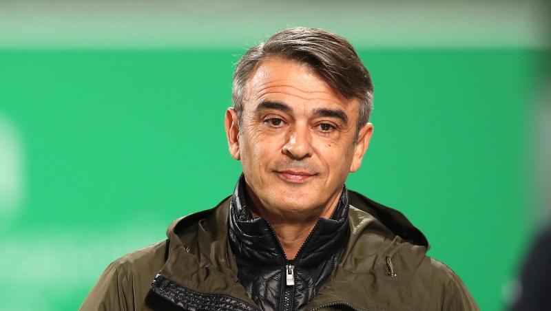 Der Fürther Trainer Damir Buric geht vor Spielbeginn über den Platz. Foto: Daniel Karmann/Archiv Der Fürther Trainer Damir Buric geht vor Spielbeginn über den Platz. Foto: Daniel Karmann/Archiv