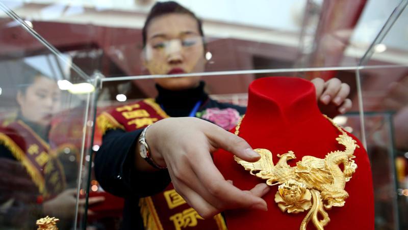 Eine Verkäuferin im chinesischen Shenyang bei der Präsentation von Goldschmuck. Eine Verkäuferin im chinesischen Shenyang bei der Präsentation von Goldschmuck.