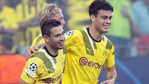 Raphael Guerreiro (l) baute noch vor der Pause die Führung aus.