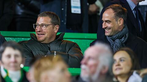 RB Leipzigs neuer Sportdirektor Max Eberl (l) sitzt neben Noch-Geschäftsführer Oliver Mintzlaff.