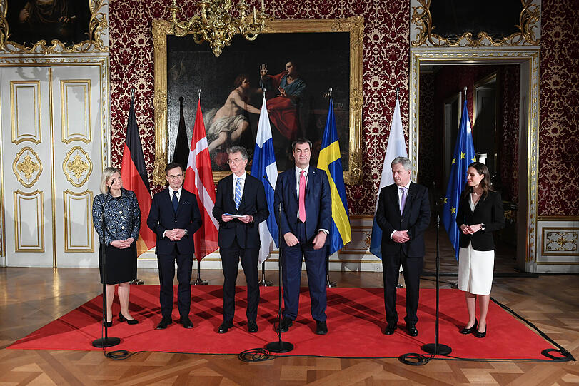 Magdalena Andersson, die ehemalige schwedische Ministerpräsidentin, (v.l.) der schwedische Ministerpräsident Ulf Kristersson, Botschafter Christoph Heusgen, der Bayerische Ministerpräsident Markus Söder, Staatspräsident Finnland Sauli Niiniistö und die Ministerpräsidentin von Finnland Sanna Marin stehen nach ihrem Eintrag ins Gästebuch der Staatsregierung vor einem Abendessen des Bayerischen Ministerpräsidenten in der Münchner Residenz.