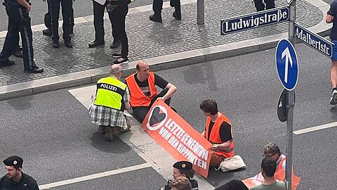 Die Polizei konnte die Aktivisten schnell wieder von der Straße lösen.