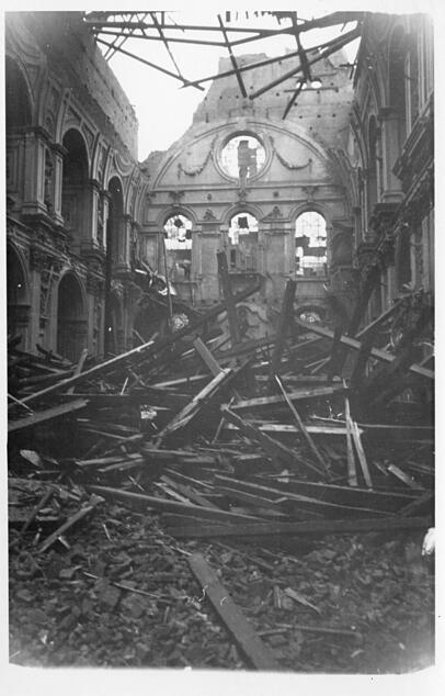 Sankt Michael: Der große Bombenangriff vom 22. November 1944 zerstört den Dachstuhl, das Gewölbe und Teile der Fassade. Noch im selben Winter veranlasst der Freistaat eine Sicherung der Mauern. 1953 wird die Kirche mit vereinfachter Ausstattung wiedereröffnet. Sankt Michael: Der große Bombenangriff vom 22. November 1944 zerstört den Dachstuhl, das Gewölbe und Teile der Fassade. Noch im selben Winter veranlasst der Freistaat eine Sicherung der Mauern. 1953 wird die Kirche mit vereinfachter Ausstattung wiedereröffnet.