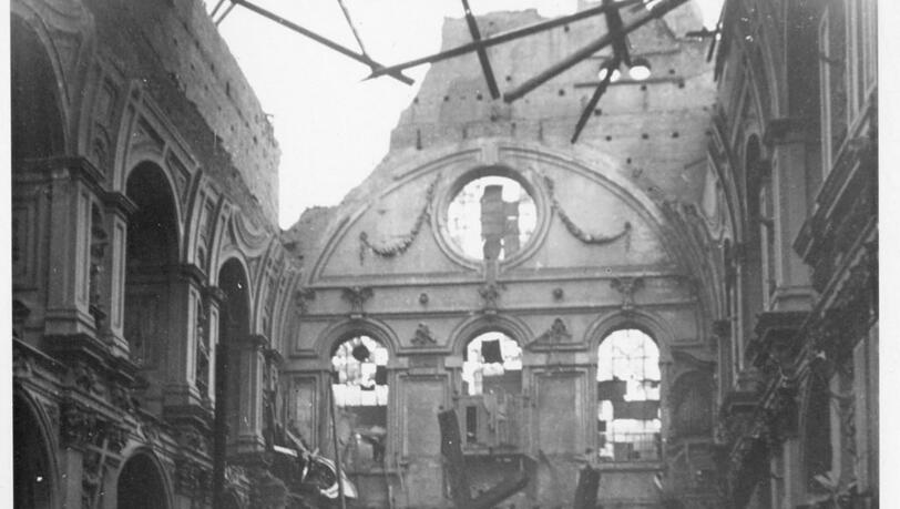 Sankt Michael: Der große Bombenangriff vom 22. November 1944 zerstört den Dachstuhl, das Gewölbe und Teile der Fassade. Noch im selben Winter veranlasst der Freistaat eine Sicherung der Mauern. 1953 wird die Kirche mit vereinfachter Ausstattung wiedereröffnet. Sankt Michael: Der große Bombenangriff vom 22. November 1944 zerstört den Dachstuhl, das Gewölbe und Teile der Fassade. Noch im selben Winter veranlasst der Freistaat eine Sicherung der Mauern. 1953 wird die Kirche mit vereinfachter Ausstattung wiedereröffnet.