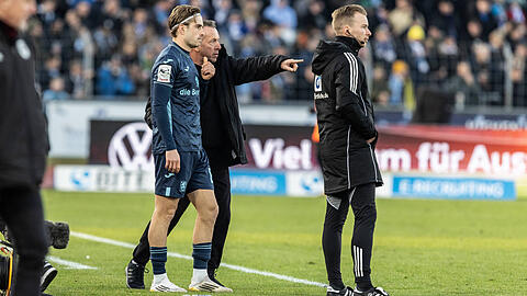 "Das ist eine Chance für ihn, er hat immer gut gespielt", sagt 1860-Trainer Markus Kauczinski (hinten) über David Philipp, der gegen RWE in die Startelf rücken wird. "Das ist eine Chance für ihn, er hat immer gut gespielt", sagt 1860-Trainer Markus Kauczinski (hinten) über David Philipp, der gegen RWE in die Startelf rücken wird.