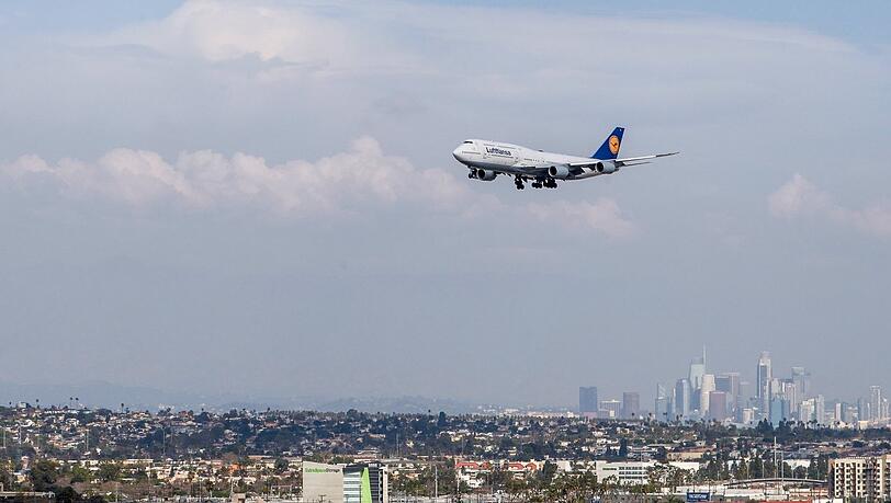 Eine Maschine der Lufthansa &uuml;ber Los Angeles, Kalifornien, USA.