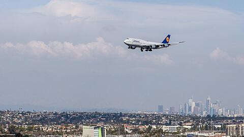 Eine Maschine der Lufthansa &uuml;ber Los Angeles, Kalifornien, USA.