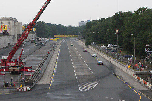 In diesen Auto-Kran, der in der S-Kurve des Norisring steht, schlug der Blitz ein.