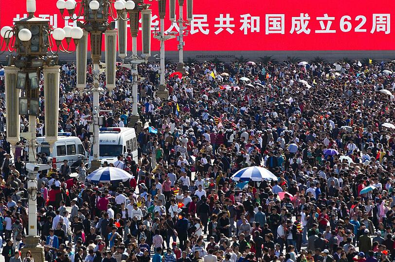 Mit 1,346 Milliarden Menschen ist China das bevölkerungsreichste Land der Welt - hier scharen sich Tausende Chinesen am Nationalfeiertag am Tiananmen-Platz in Peking.