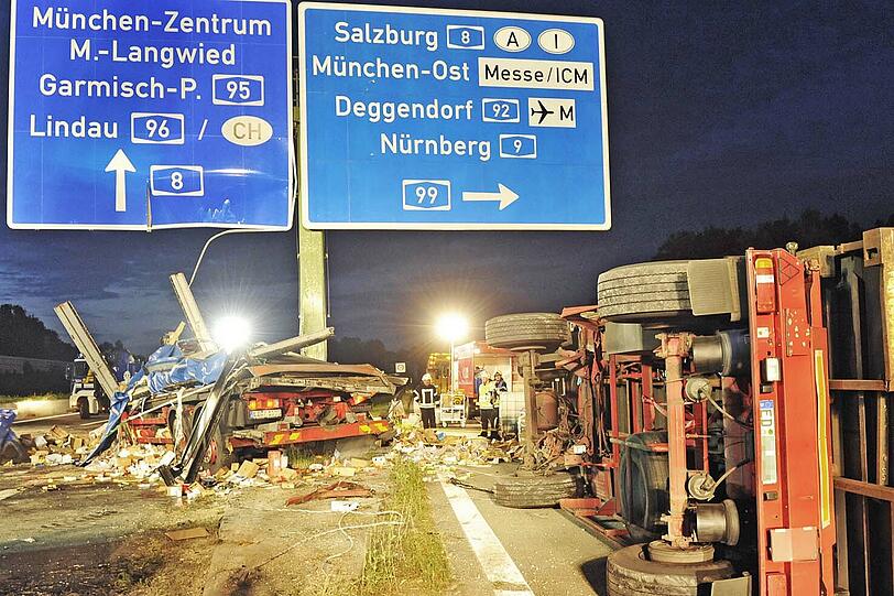 Gegen einen Masten ist dieser Lkw auf der A8 geprallt. Der Fahrer wurde aus der Kabine geschleudert und schwer verletzt.