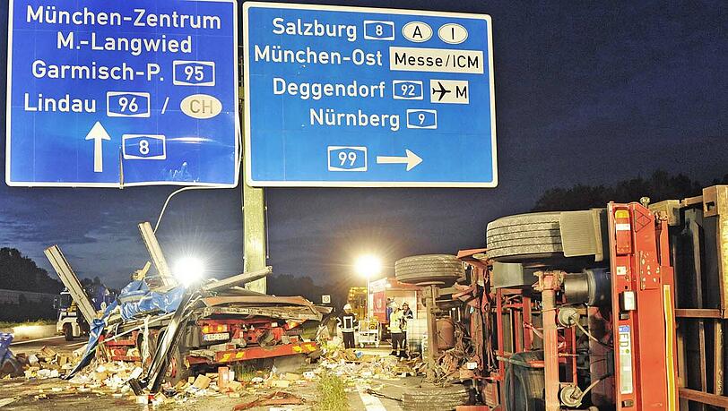 Gegen einen Masten ist dieser Lkw auf der A8 geprallt. Der Fahrer wurde aus der Kabine geschleudert und schwer verletzt. Gegen einen Masten ist dieser Lkw auf der A8 geprallt. Der Fahrer wurde aus der Kabine geschleudert und schwer verletzt.