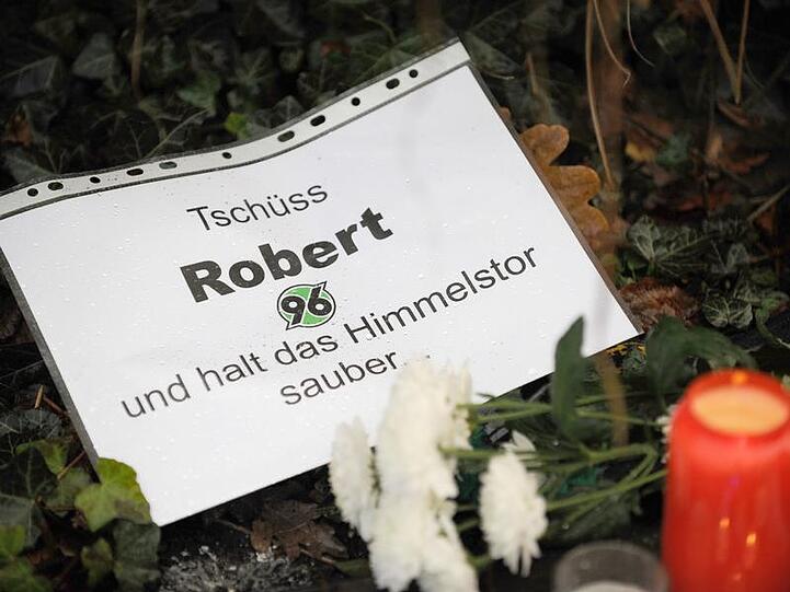 Enkes Witwe Teresa Enke, die als Vorstandsvorsitzende der Robert-Enke-Stiftung fungiert, hatte im Oktober zum Beitritt der Gruppe aufgerufen und als Ziel 100.000 Teilnehmer ausgegeben.

&bdquo;Lasst uns gemeinsam ein Zeichen setzen. Für Robert und Millionen Menschen&ldquo;, heißt es auf der Facebook-Seite. Depressionen seien &bdquo;ein Teil unserer Gesellschaft&ldquo;. Robert Enke hatte sich am 10. November 2009 aufgrund der Krankheit vor einen fahrenden Zug geworfen.