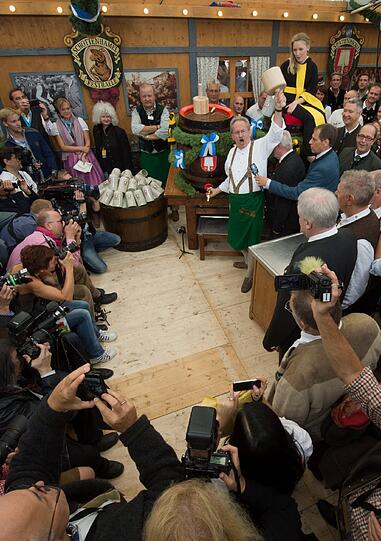 O'zapft is! Der Oberbürgermeister wünscht allen Besuchern eine schöne Wiesn.