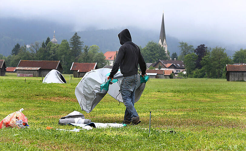 Zeltplatz-Romantik: Einige G7-Gegner haben ihre Zelte im Protestcamp zurückgelassen.