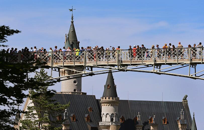 Seit Donnerstag dürfen die Besucher von Neuschwanstein wieder den herrlichen Blick von der Marienbrücke aus genießen.