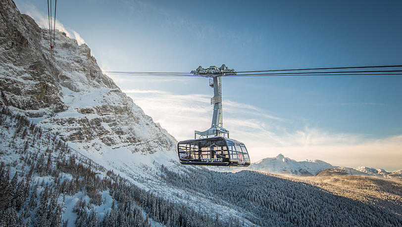 Bald soll sie wieder fahren: Die neue Seilbahn Zugspitze, bei einer Übung beschädigt. Bald soll sie wieder fahren: Die neue Seilbahn Zugspitze, bei einer Übung beschädigt.