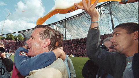 Weißbierdusche für den Meistertrainer: Giovane Elber (r.) erfrischt Ottmar Hitzfeld nach dem kaum noch für möglich gehaltenen Titelgewinn.